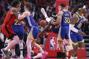 开云官网-NBA赛场争夺如火如荼，各队士气高昂