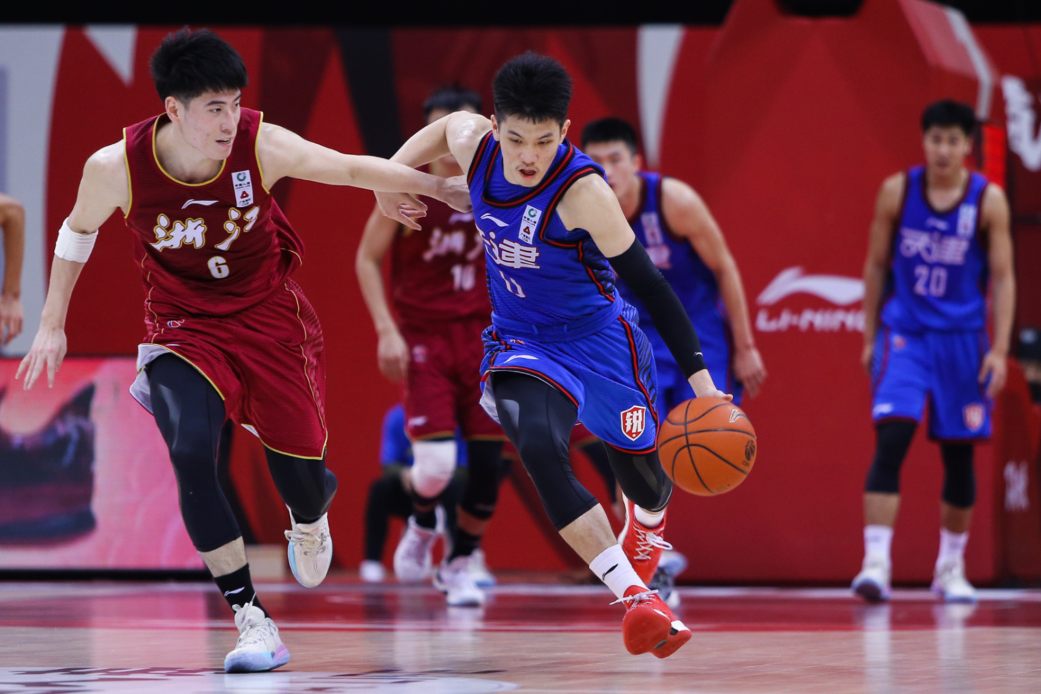 天津男篮勇夺关键胜利，实现逆袭晋级之路