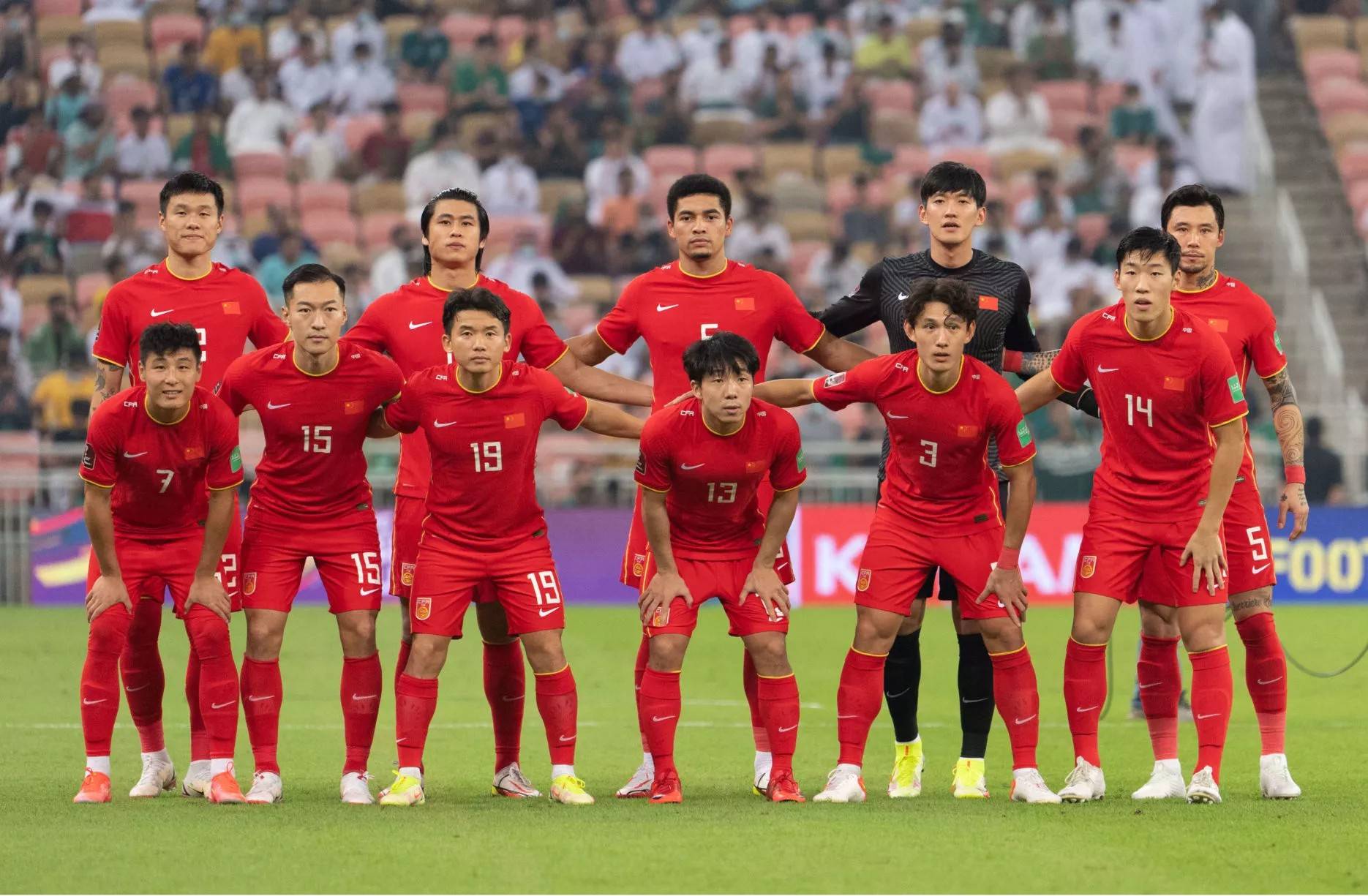 包含国内足球赛事火爆进行，球队实力逐步凸显的词条