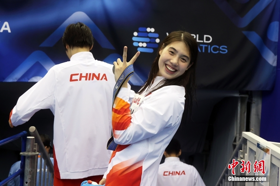 游泳比赛女子混合泳接力中国队夺金
