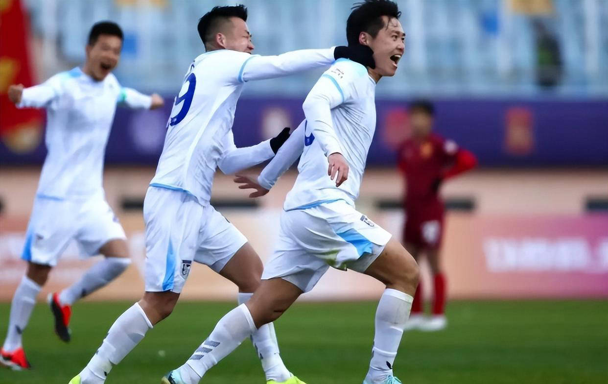 关于大连一方客场不敌国安，遭遇连败压力的信息