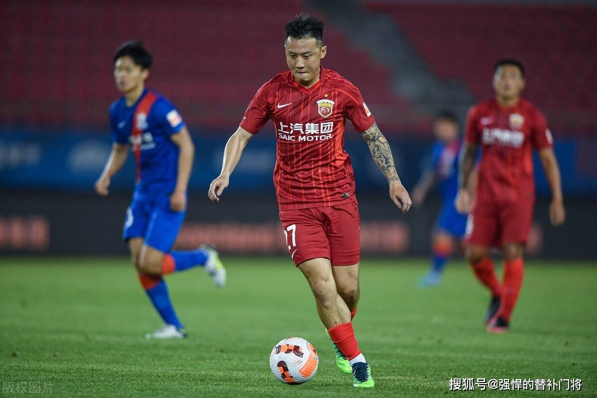 富力前锋发挥出色，梅开二度帮球队取胜