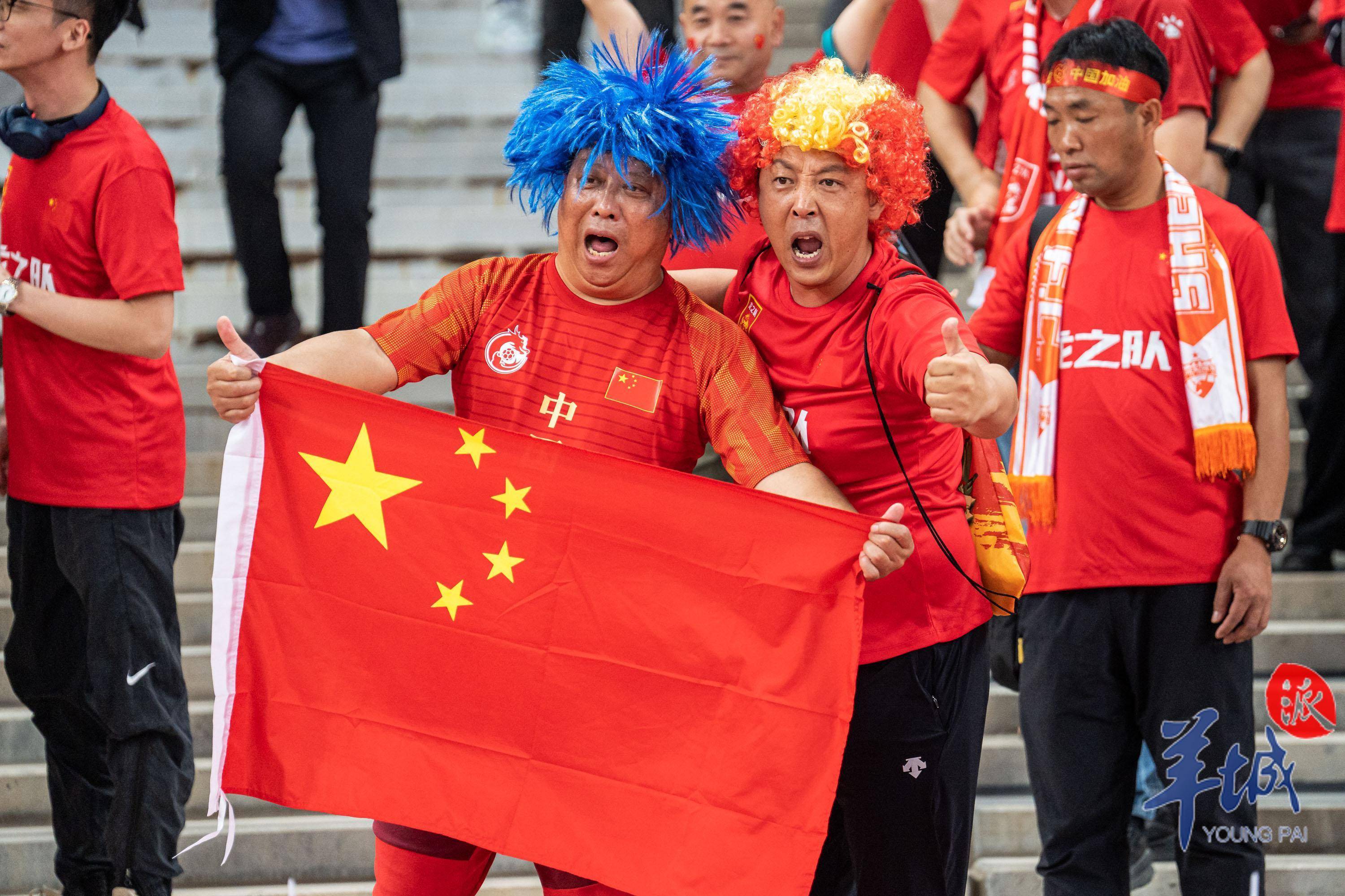 场边球迷呐喊助威的热情不减 场边球迷呐喊助威的热情不减