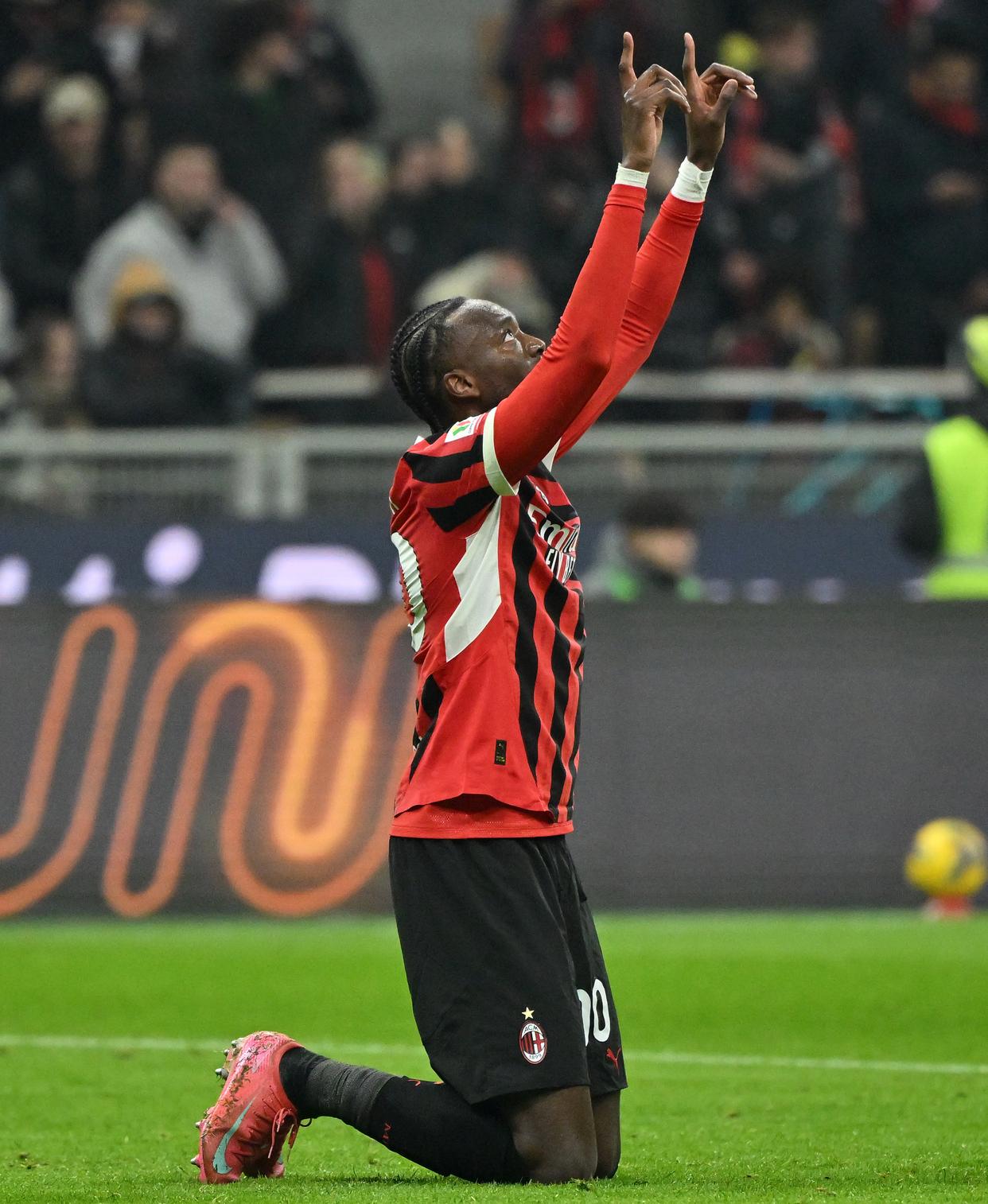 狂热球迷疯狂庆祝,意大利足球再兴盛的简单介绍 狂热球迷疯狂庆祝,意大利足球再兴盛的简单介绍