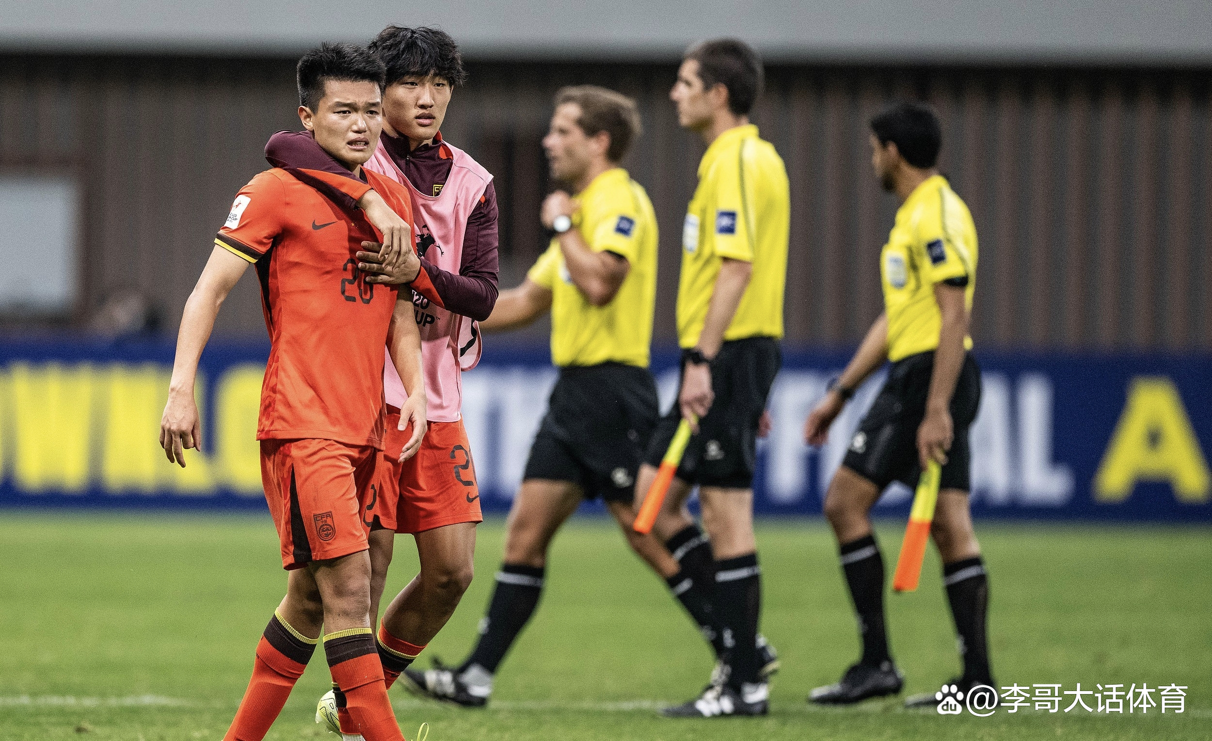 包含足球赛场上瞬息万变，深谙技战术者胜的词条