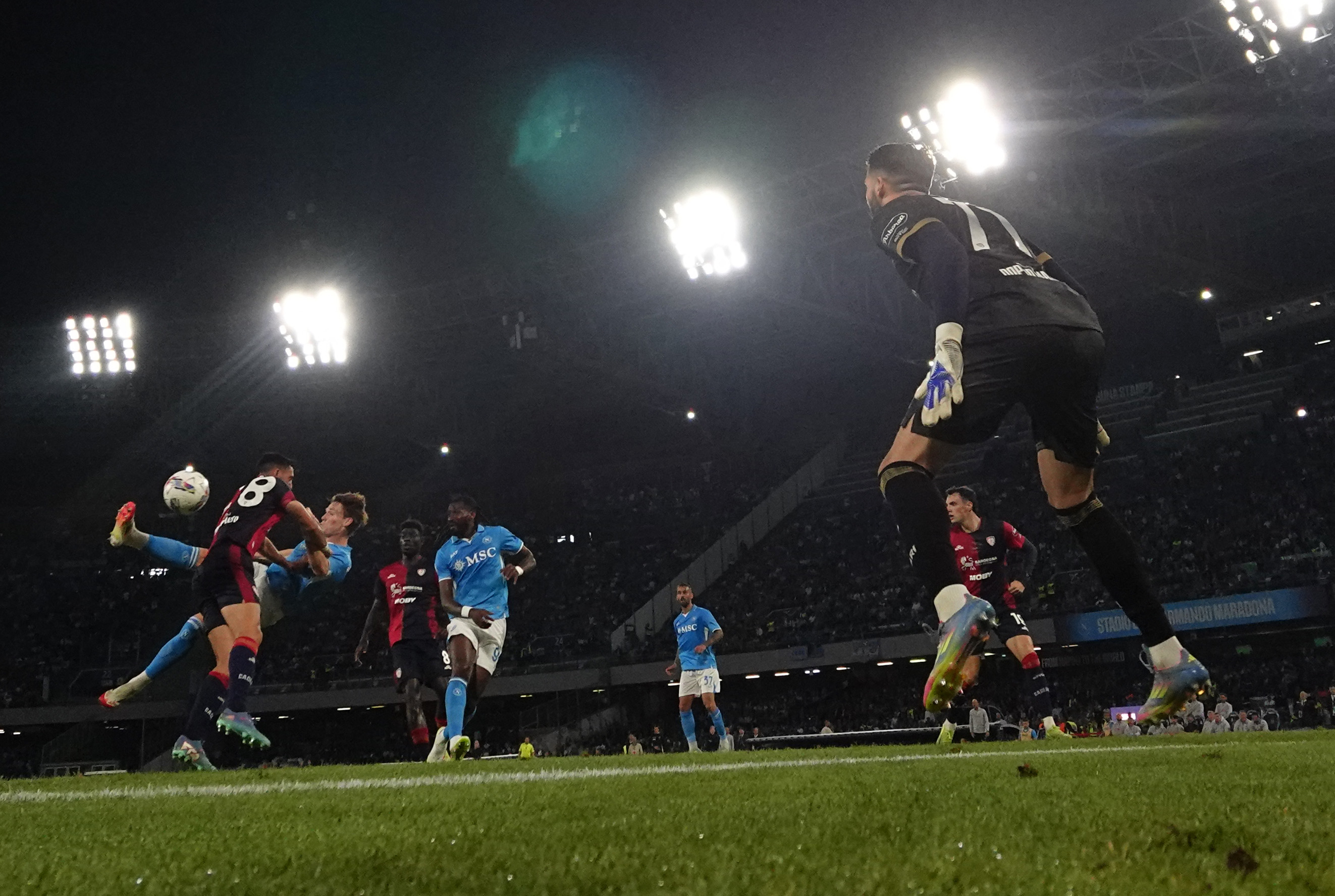 关于那不勒斯球员表现出色,助球队升至积分榜首的信息 关于那不勒斯球员表现出色,助球队升至积分榜首的信息