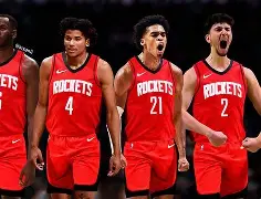 关于火箭队员展现团结力量，齐心协力获胜的信息