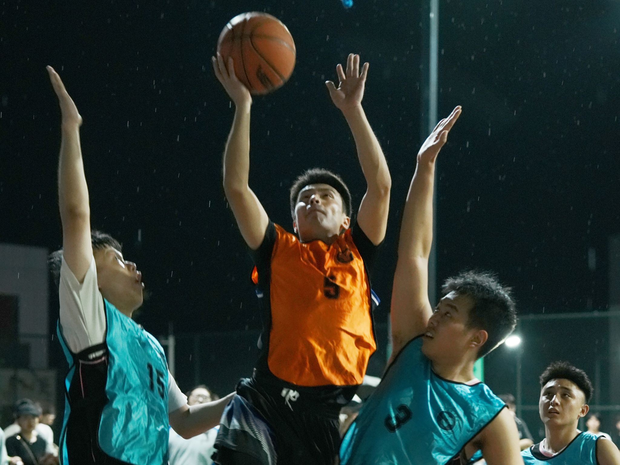 力量碰撞,球队拼尽全力争夺胜利宝座 力量碰撞,球队拼尽全力争夺胜利宝座