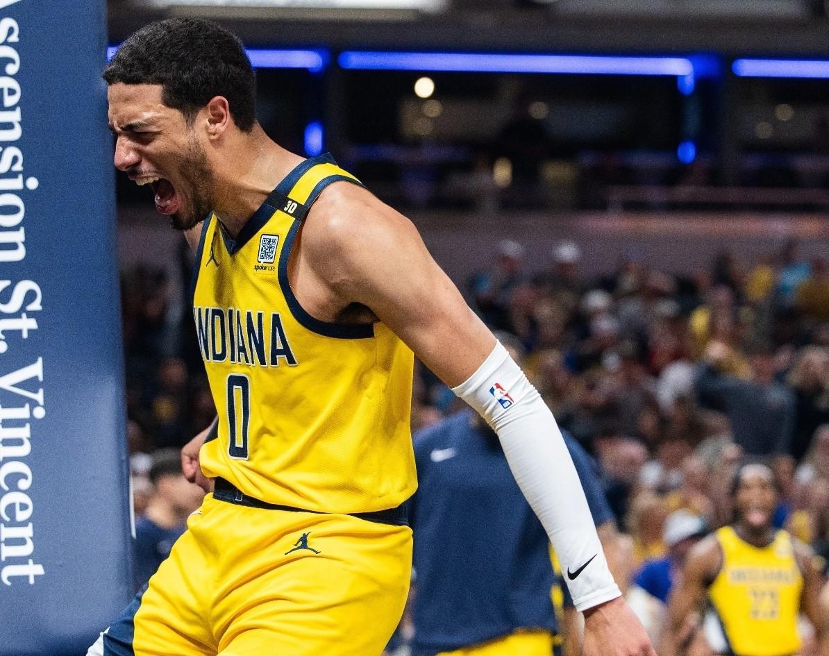 爵士客场逆转骑士,全队表现出色 爵士客场逆转骑士,全队表现出色