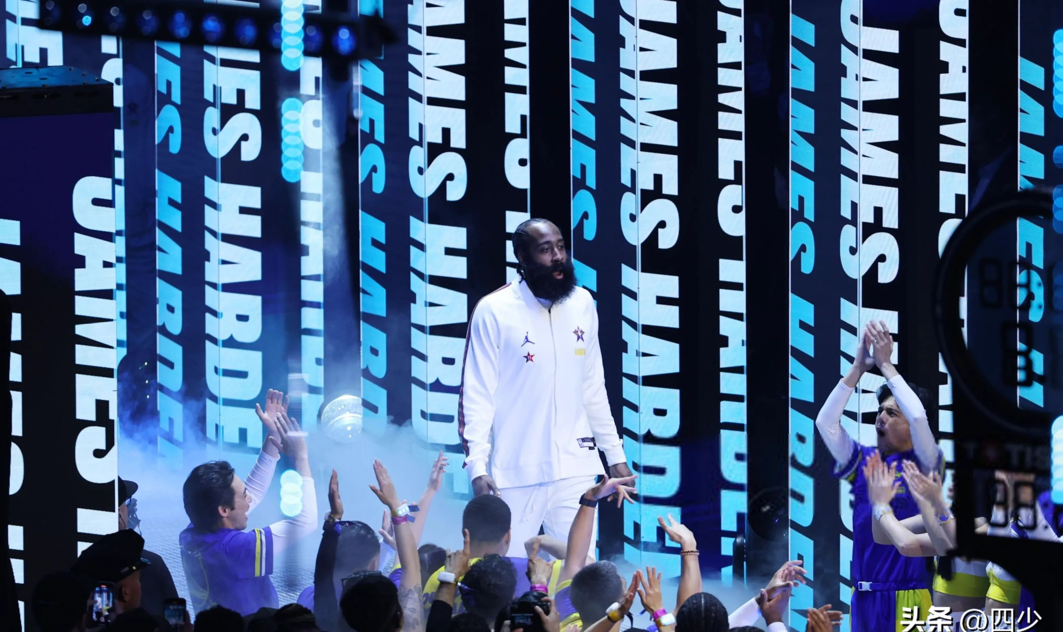 雄鹿队继续强势，战胜快船队