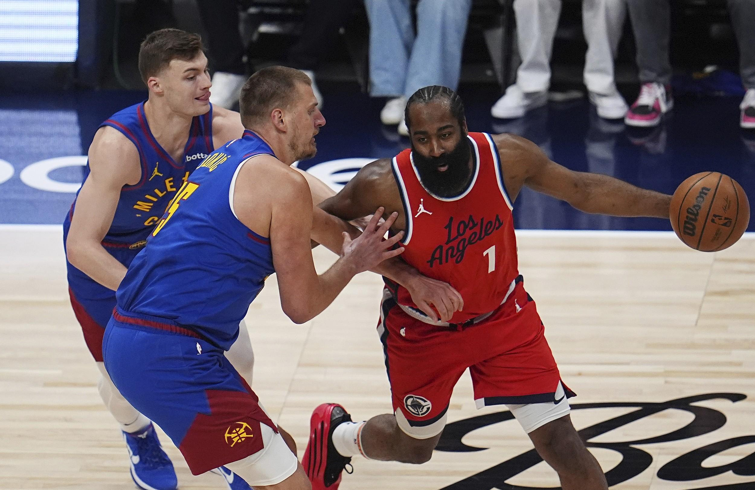 雄鹿主场不敌独行侠,遭遇两连败的简单介绍 雄鹿主场不敌独行侠,遭遇两连败的简单介绍