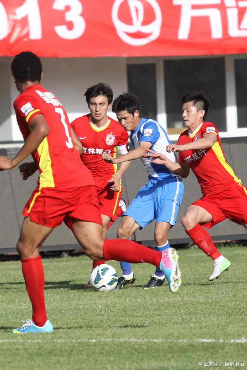 经典足球对决成为城市一道风景线 经典足球对决成为城市一道风景线