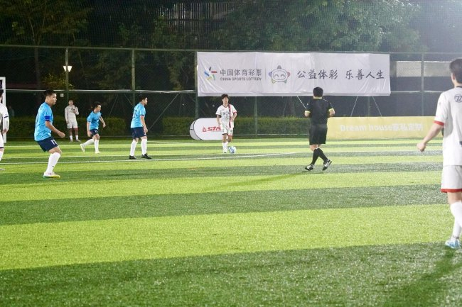 经典足球对决成为城市一道风景线 经典足球对决成为城市一道风景线