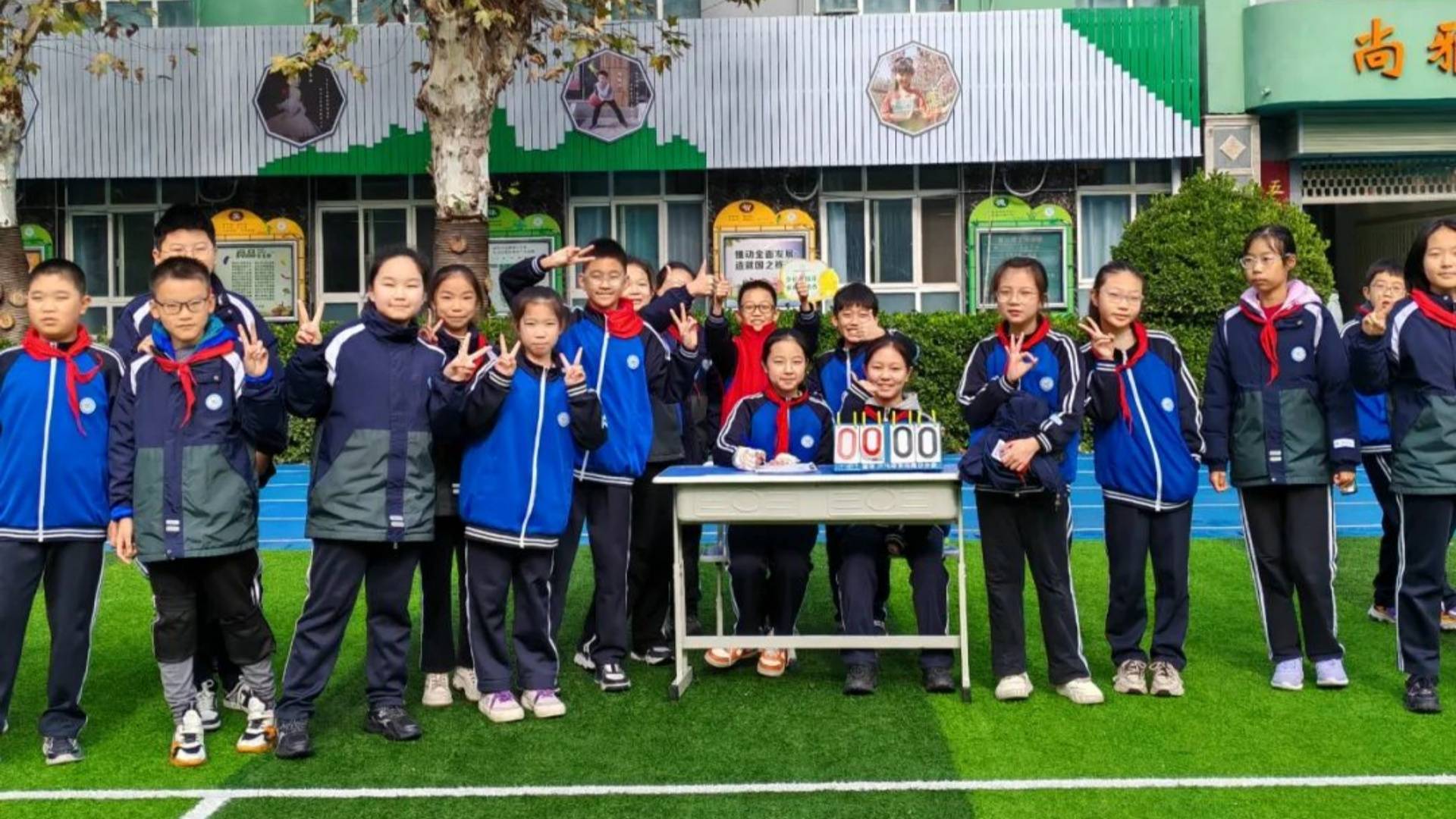 足球比赛险胜情节扣人心弦，球迷欢呼雀跃