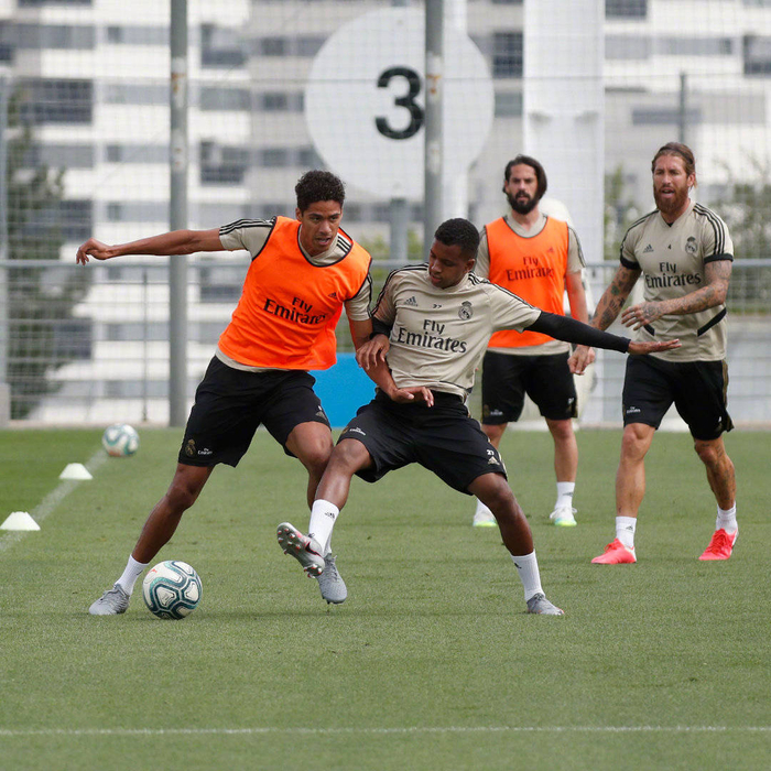 包含球队利用技战术取胜，战术罗色秀带动全队信心的词条